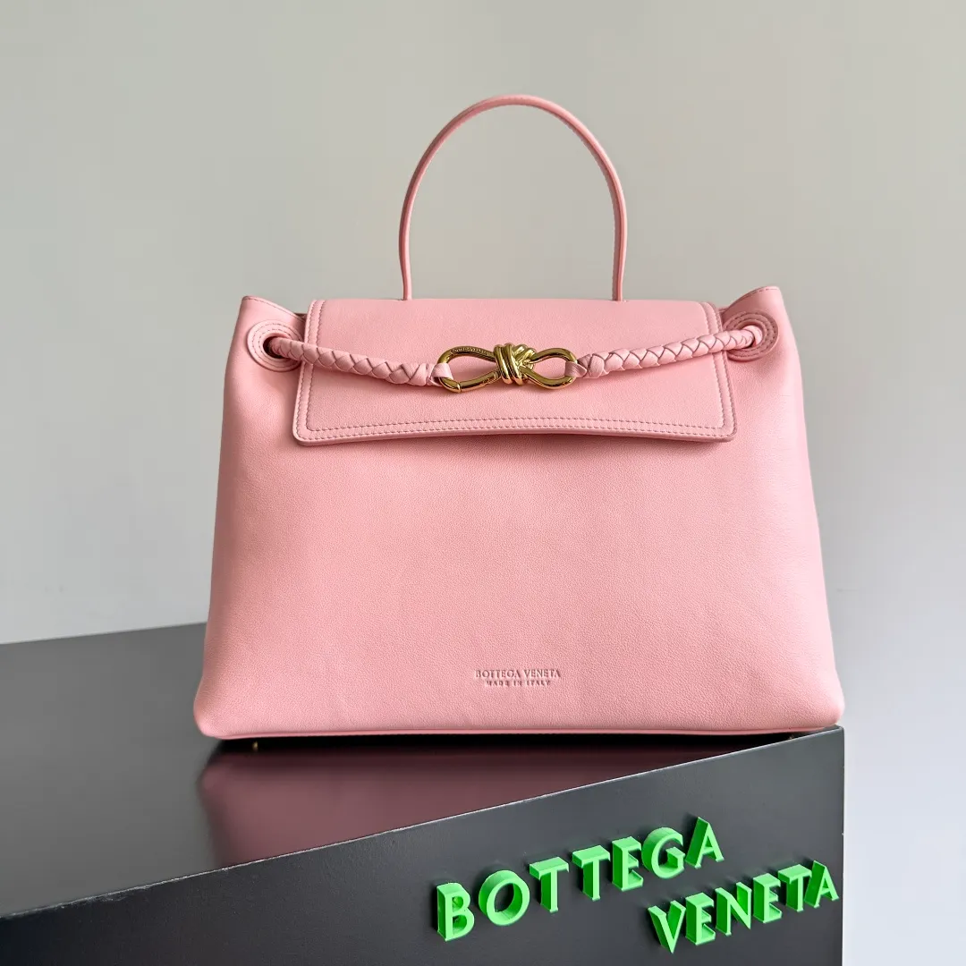 Batch 2360 BottegaVeneta Latest Ciao Ciao Bag Silky cowhide two-way flap handbag with signature twist detail, hidden hook closure, flap can be fastened to the front or attached to the INTRECCIATO woven interior pocket, comes with an adjustable and detachable crossbody strap, interior compartment, and also features a zippered pocket. The surprise flap has various shapes. Style 1 - Cover the bag surface and expose the knot decoration. Style 2 - Place the flap inside the bag. A buckle is also designed. Style 3 - The U-shaped position of the top handle in the hand bag. Style No.: 817231 Size: 34*26*15cm